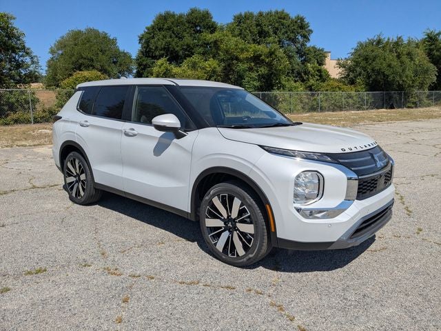 2026 Mitsubishi Outlander SE in White Diamond — front three-quarter view