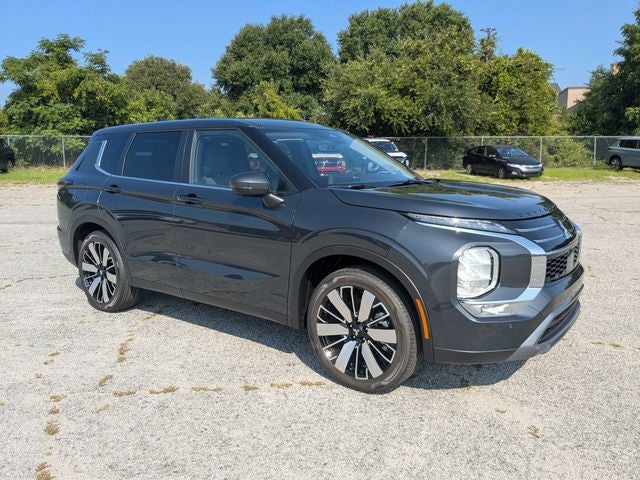 2026 Mitsubishi Outlander SE in Graphite Gray — front three-quarter view