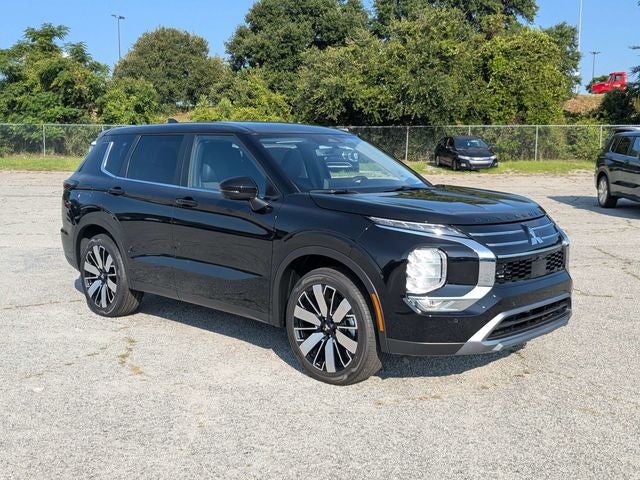 2026 Mitsubishi Outlander SE in Labrador Black Pearl — front three-quarter view