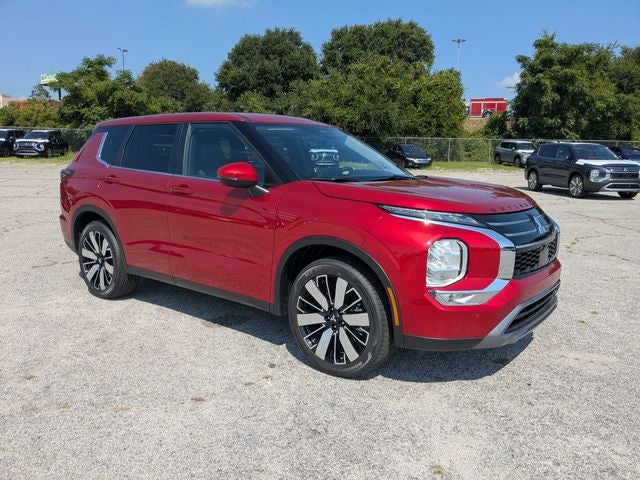 2026 Mitsubishi Outlander SE in Red Diamond — front three-quarter view