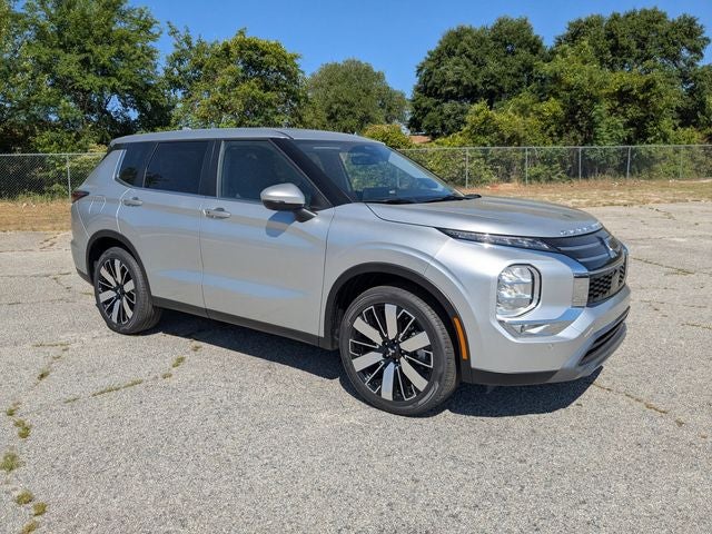 2026 Mitsubishi Outlander SE in Alloy Silver Metallic — front three-quarter view