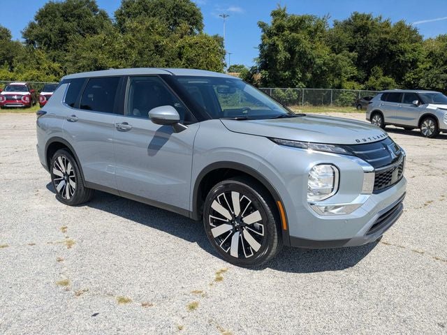 2026 Mitsubishi Outlander SE in Moonstone Gray Metallic — front three-quarter view