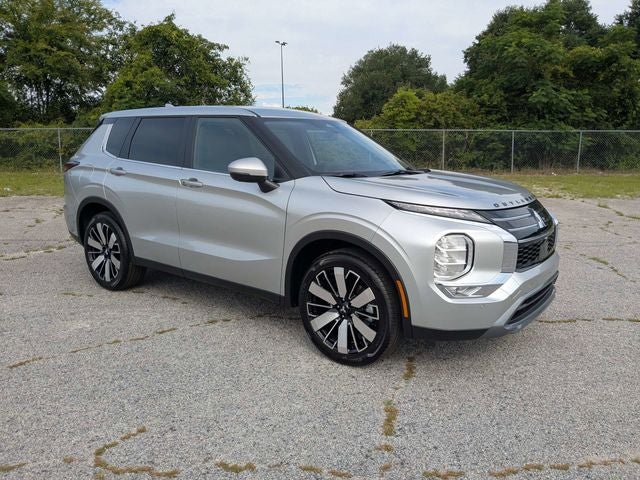 2026 Mitsubishi Outlander SE in Alloy Silver Metallic — front three-quarter view