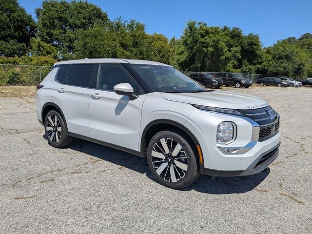 2026 Mitsubishi Outlander SE in White Diamond — front three-quarter view