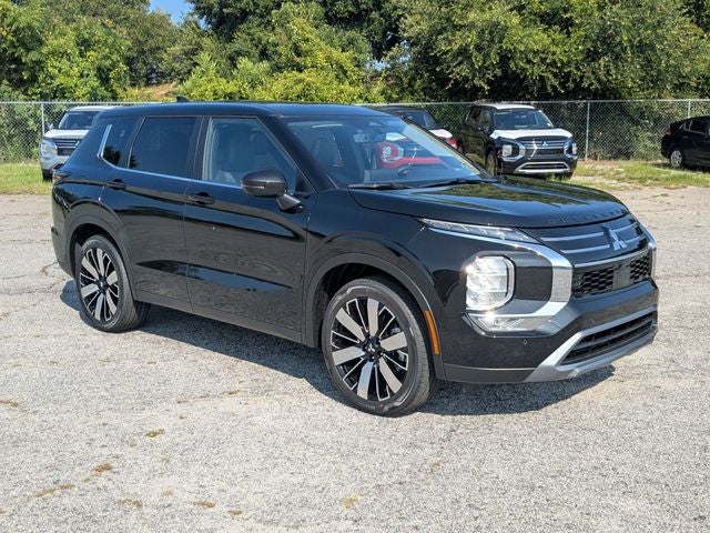 2026 Mitsubishi Outlander SE in Black Diamond — front three-quarter view