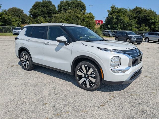 2026 Mitsubishi Outlander SE in White Diamond — front three-quarter view