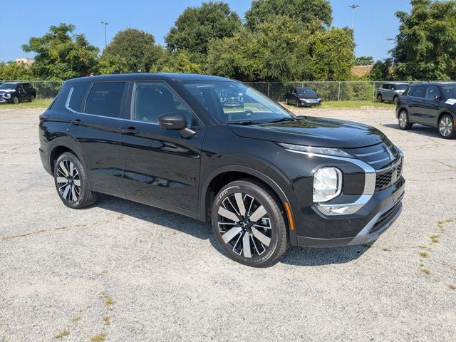 2026 Mitsubishi Outlander SE in Black Diamond — front three-quarter view