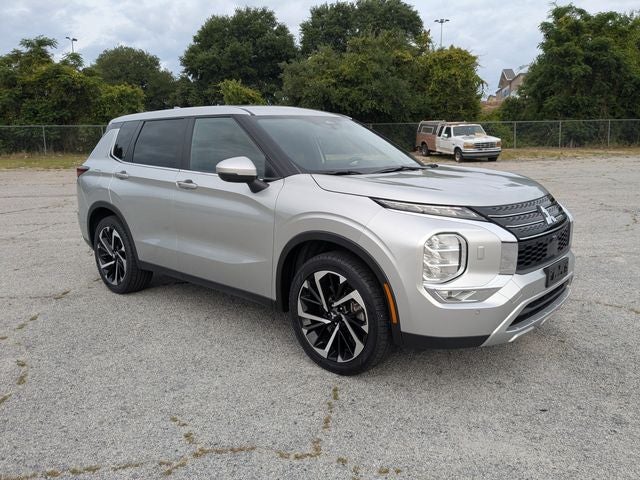 2024 Mitsubishi Outlander SE in Alloy Silver Metallic — front three-quarter view