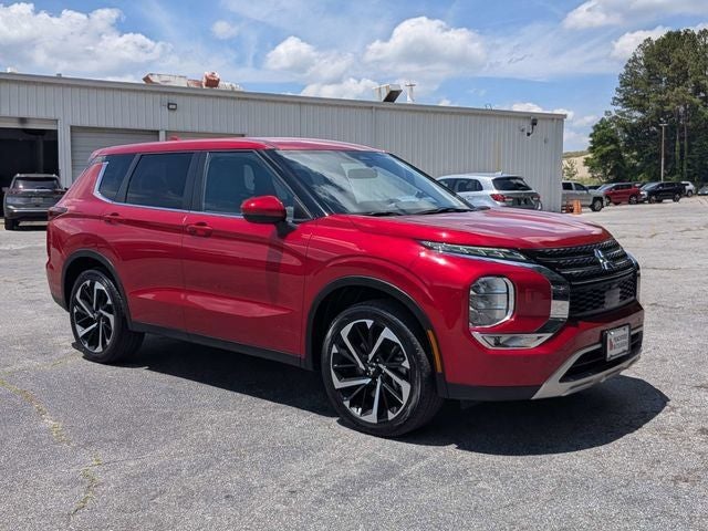 2024 Mitsubishi Outlander SE in Black Diamond — front three-quarter view